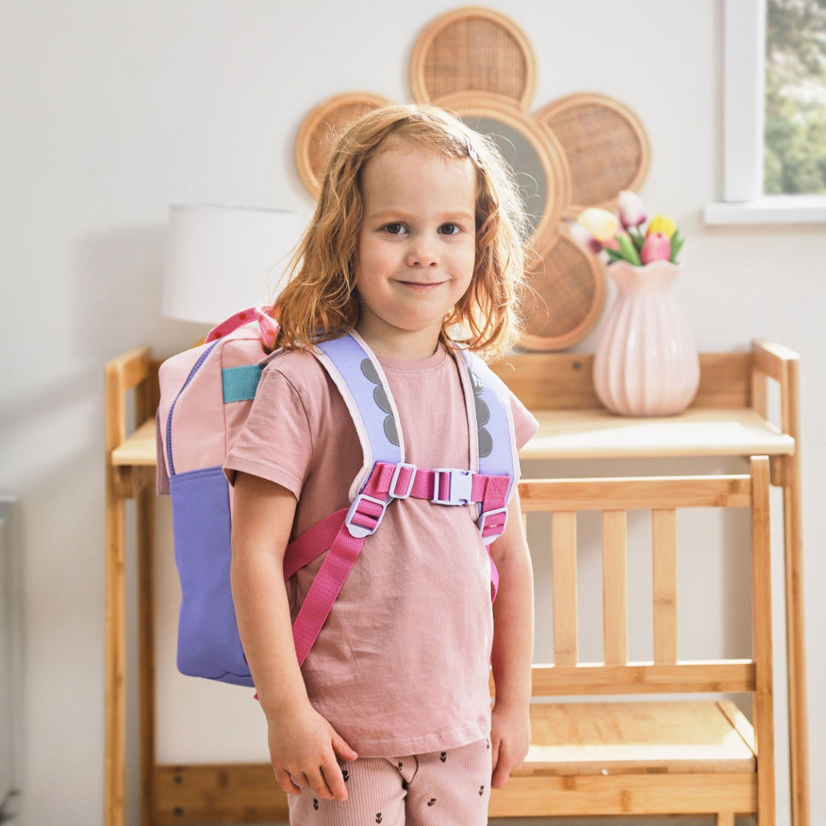 What 10 checks ensure a toddler backpack fits properly and distributes weight safely?