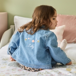 Femme en veste en jean bleue et bonnet en tricot marron photo – Image