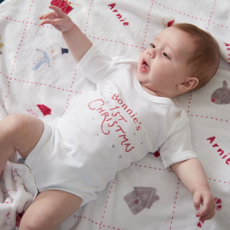 How to DIY Baby’s First Christmas Photo Shoot At Home